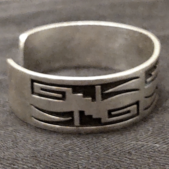 Vintage Signed Elgene Sehongva Hopi Sterling Silver Cuff Bracelet - Picture 8 of 8